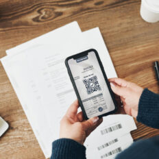 Une personne qui scanne un qr code sur un document