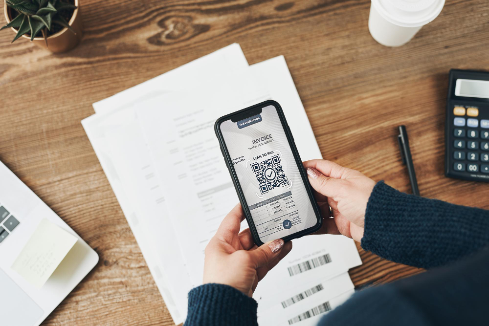Une personne qui scanne un qr code sur un document