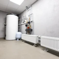 Local technique avec chaudières et chauffage