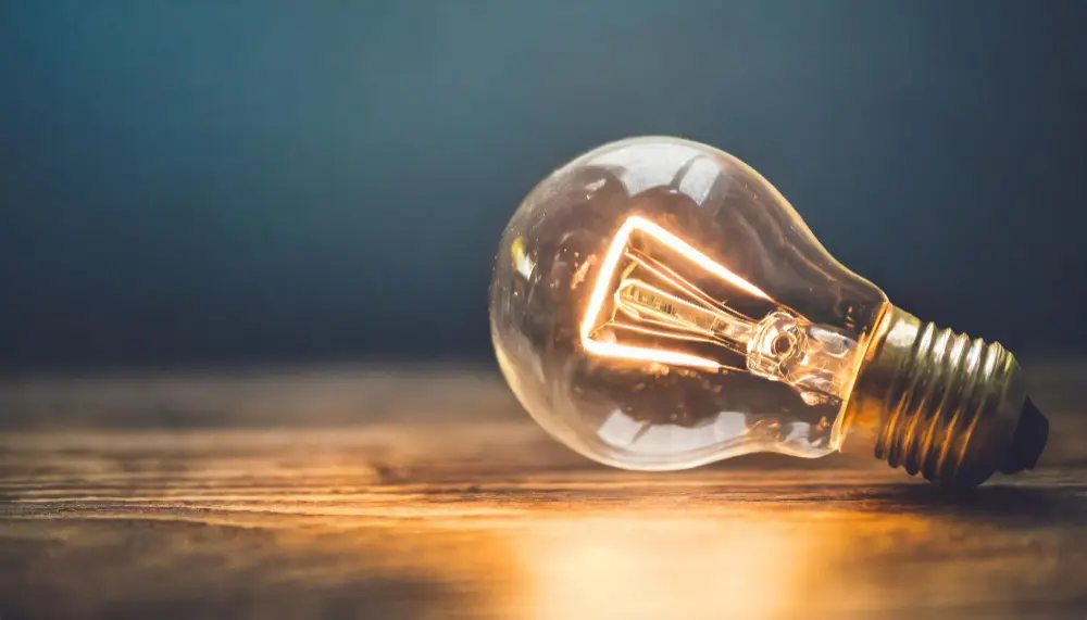 ampoule allumée posée au sol